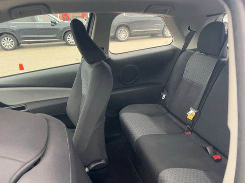 Used 2016 Toyota Yaris L image 5
