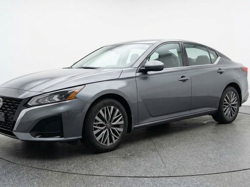 Used 2025 Nissan Altima 2.5 SV image 3