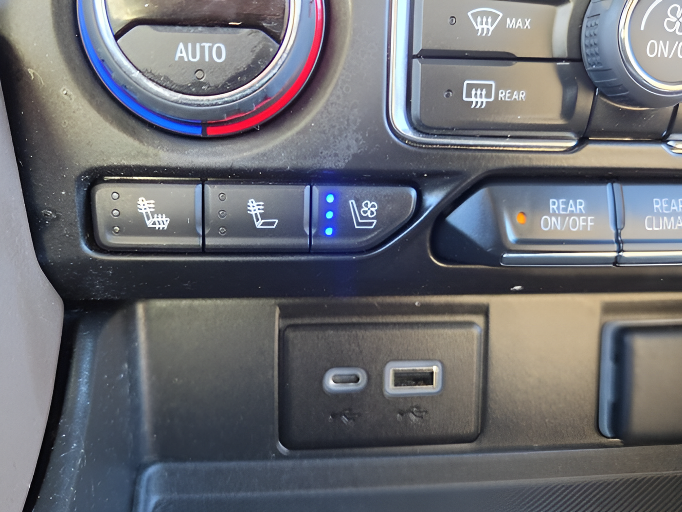 Used 2022 Chevrolet Suburban High Country RWD image 22