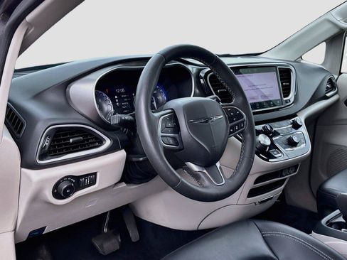 Used 2023 Chrysler Pacifica Touring-L FWD image 9
