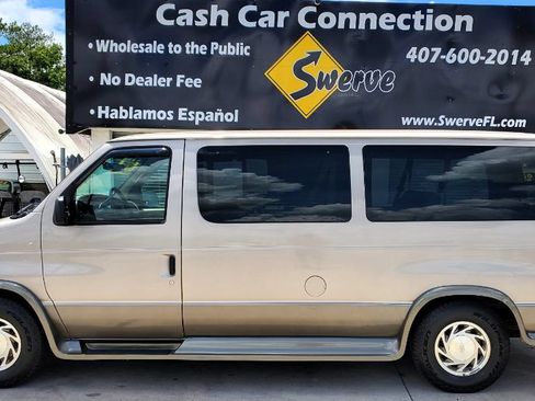 Used 2002 Ford E-150 and Econoline 150 Wagon RWD image 9