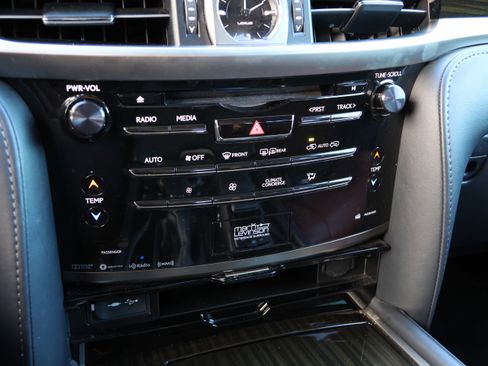 Used 2019 Lexus LX 570 4WD image 27