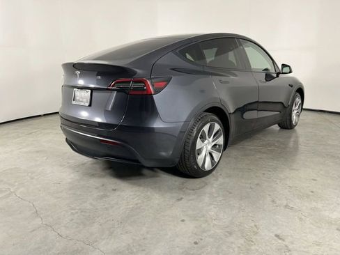 Used 2024 Tesla Model Y 2WD image 8