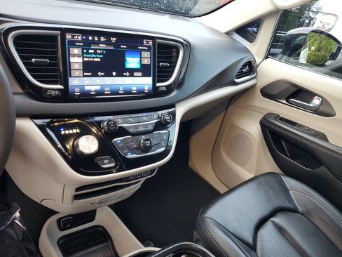 Used 2024 Chrysler Pacifica Touring-L FWD image 25