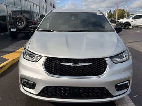 New 2026 Chrysler Pacifica Select image 2