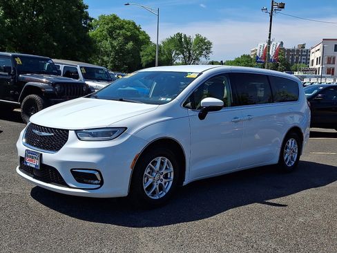 Used 2023 Chrysler Pacifica Touring-L FWD image 3
