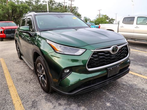 Used 2023 Toyota Highlander XLE FWD image 4