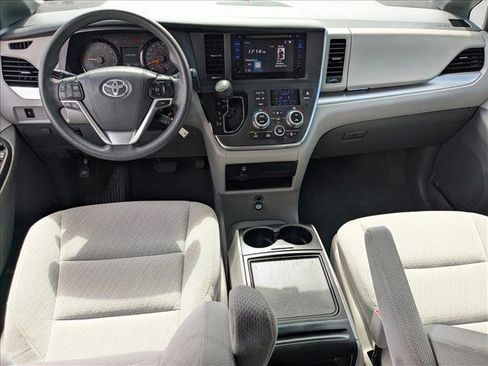 Used 2017 Toyota Sienna LE image 16
