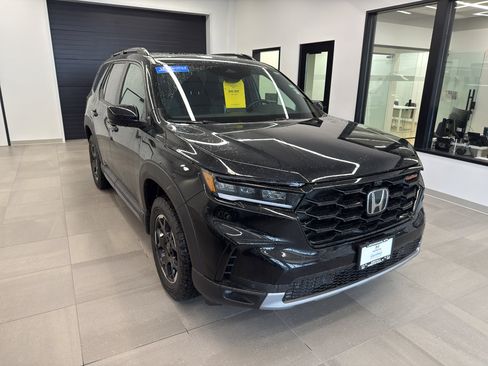 Certified 2025 Honda Pilot TrailSport image 1