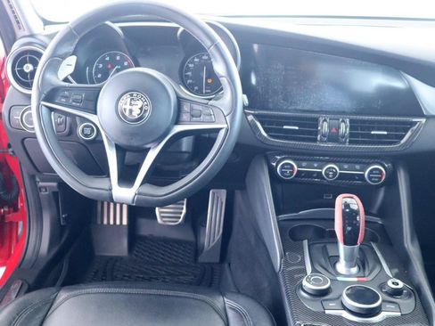 Used 2017 Alfa Romeo Giulia w/ Sport Appearance Package RWD image 17