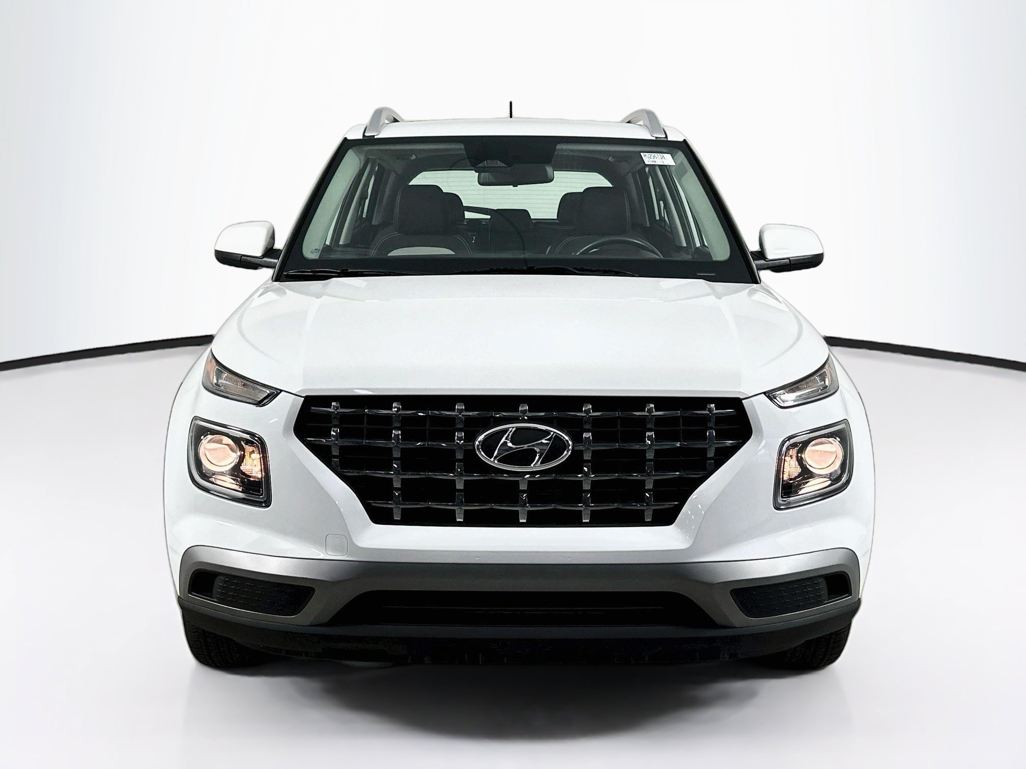 Used 2024 Hyundai Venue SEL FWD image 2
