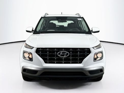Used 2024 Hyundai Venue SEL FWD image 2