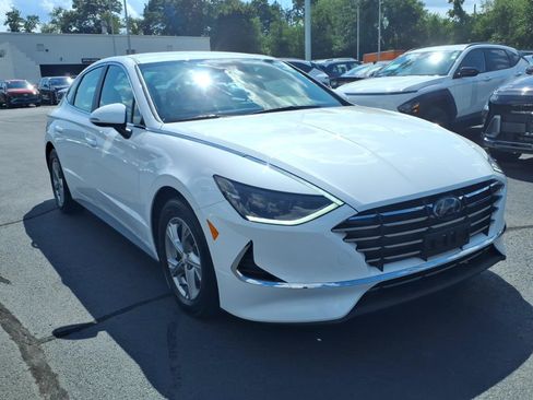 Used 2023 Hyundai Sonata SE w/ Preferred Accessory Package FWD image 3