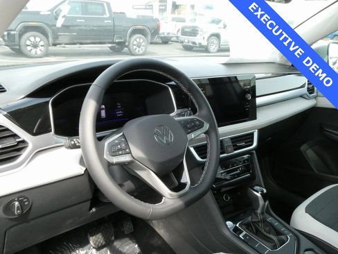 Used 2025 Volkswagen Taos SE image 30