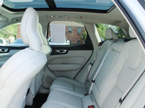 Used 2022 Volvo XC60 B5 Inscription w/ Advanced Package AWD/4WD image 32