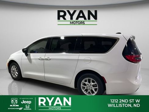 Used 2024 Chrysler Pacifica Touring-L image 6