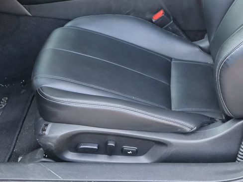 Used 2018 INFINITI Q60 2.0t w/ Sensory Package 2.0T Luxe RWD image 15