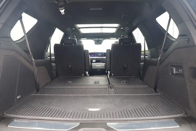 Used 2026 Cadillac Escalade Luxury w/ LPO, Floor Liner Package AWD/4WD image 27