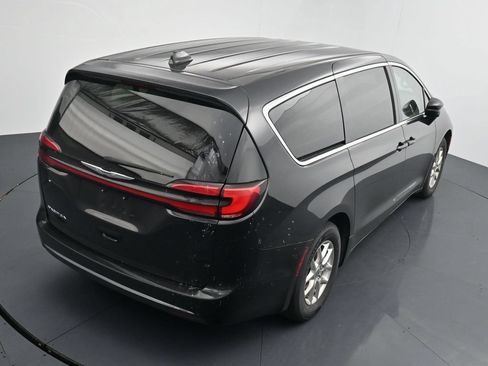 Used 2023 Chrysler Pacifica Touring-L FWD image 15