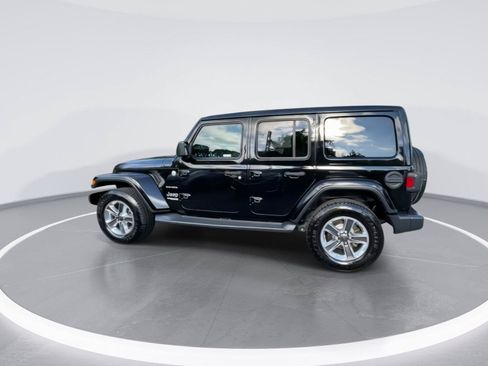 Used 2018 Jeep Wrangler Unlimited Sahara AWD/4WD image 9