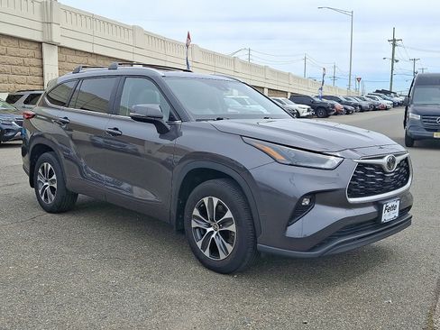 Used 2023 Toyota Highlander XLE AWD/4WD image 3