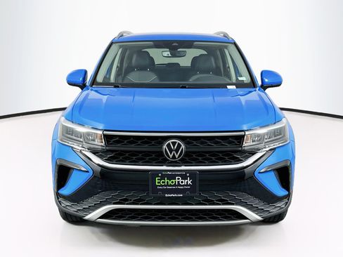 Used 2023 Volkswagen Taos SE w/ Black Wheel Package FWD image 2