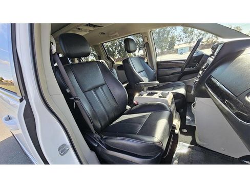 Used 2015 Chrysler Town & Country Touring image 13