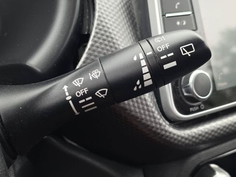 Used 2018 Nissan Kicks SV FWD image 26