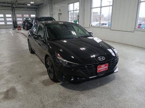 Used 2022 Hyundai Elantra SEL w/ Convenience Package image 2