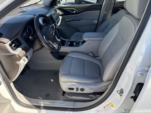 Used 2021 GMC Acadia SLT image 11