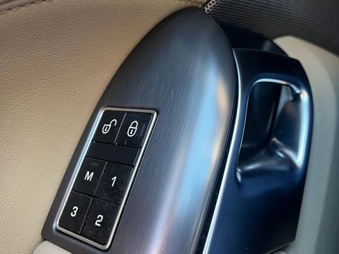 Used 2015 Land Rover Range Rover Sport SE image 18