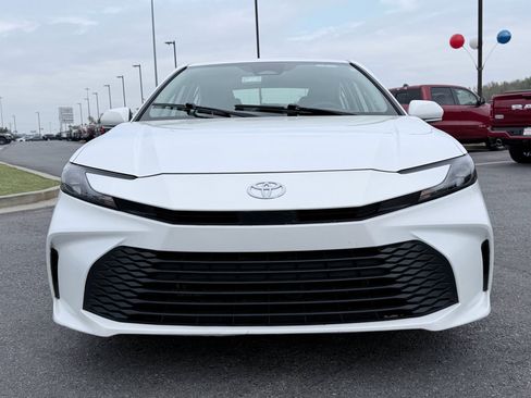 Used 2025 Toyota Camry LE image 3