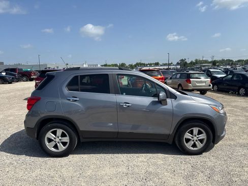 Used 2020 Chevrolet Trax LT w/ LT Convenience Package FWD image 9