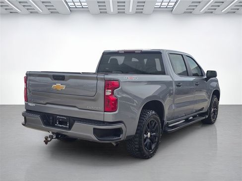Used 2024 Chevrolet Silverado 1500 Custom image 3