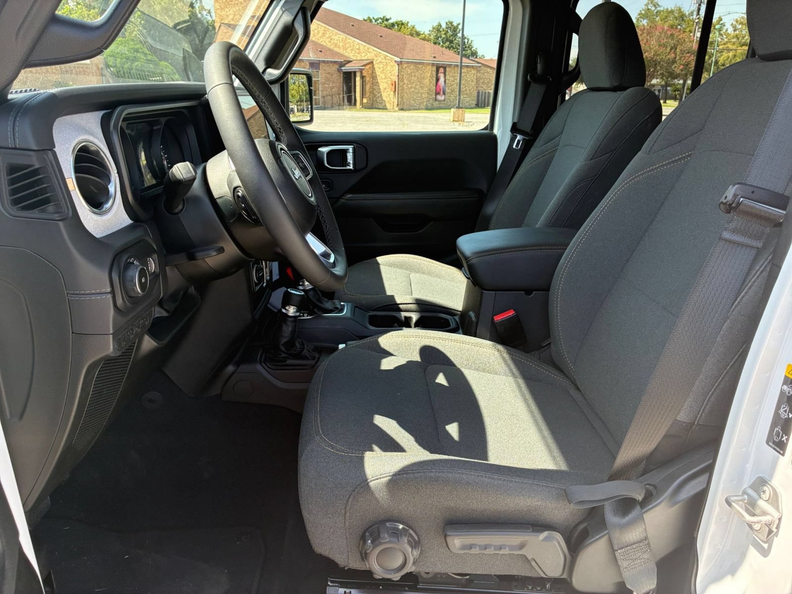 Used 2025 Jeep Wrangler Unlimited Sahara AWD/4WD image 25