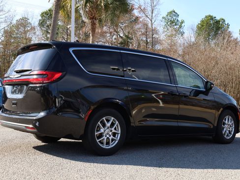 Used 2023 Chrysler Pacifica Touring-L image 5