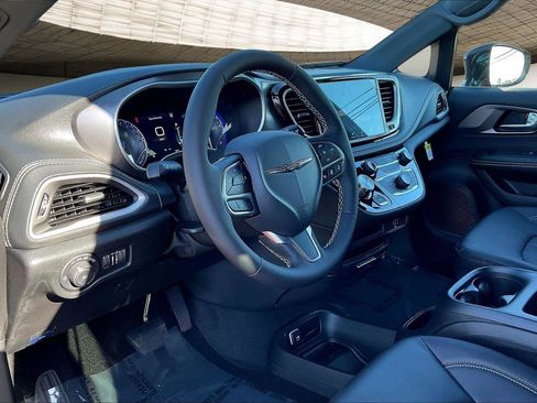 New 2026 Chrysler Pacifica Select image 7
