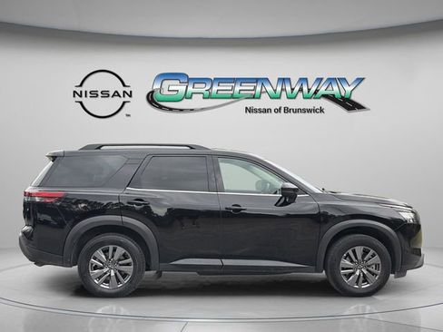 Used 2025 Nissan Pathfinder SV image 8