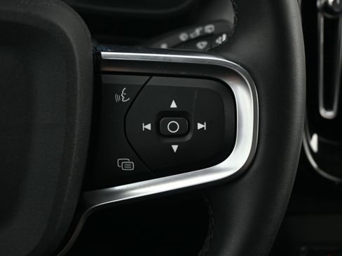 Used 2025 Volvo XC40 B5 Core image 31