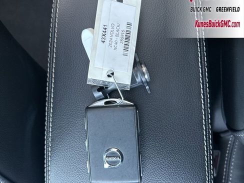 Used 2024 Volvo XC40 B5 Core image 39