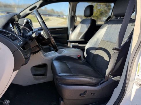 Used 2019 Dodge Grand Caravan SXT image 16