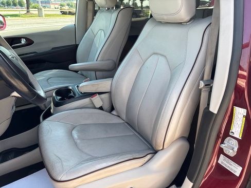 Used 2017 Chrysler Pacifica Limited w/ UConnect Theater Package FWD image 34