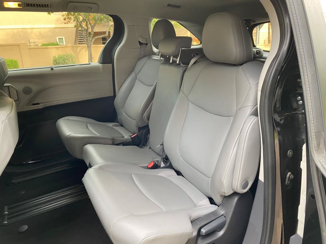 Used 2024 Toyota Sienna XLE FWD image 38