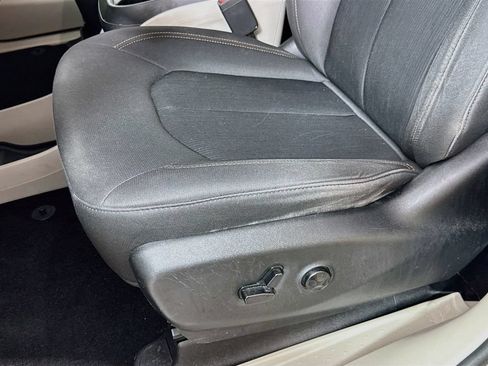 Used 2017 Chrysler Pacifica Touring Plus w/ Tire & Wheel Group FWD image 23