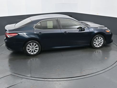 Used 2018 Toyota Camry LE image 32