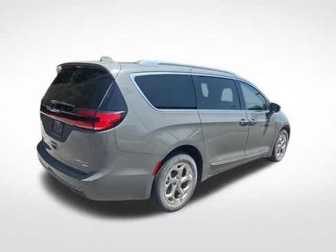 Used 2021 Chrysler Pacifica Limited AWD/4WD image 5
