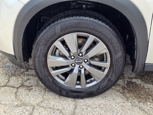 Used 2025 Nissan Pathfinder SV FWD image 14