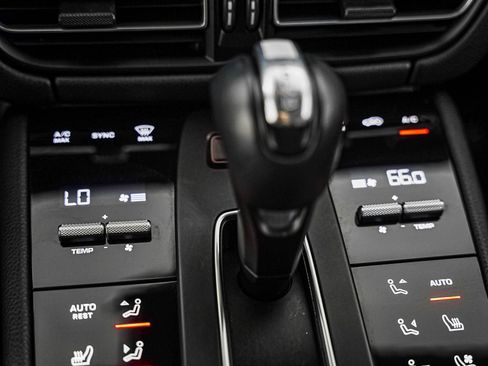 Certified 2024 Porsche Macan AWD/4WD image 21