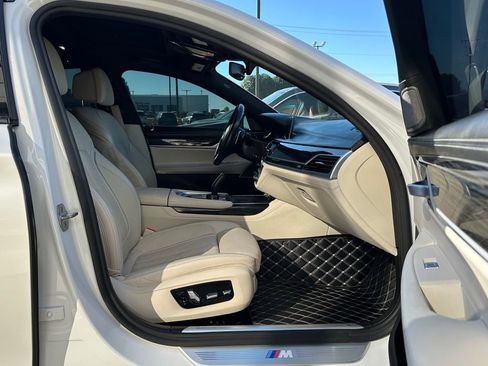 Used 2020 BMW 750i xDrive w/ Executive Package image 34