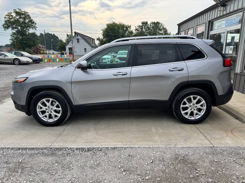 Used 2018 Jeep Cherokee Latitude Plus AWD/4WD image 5